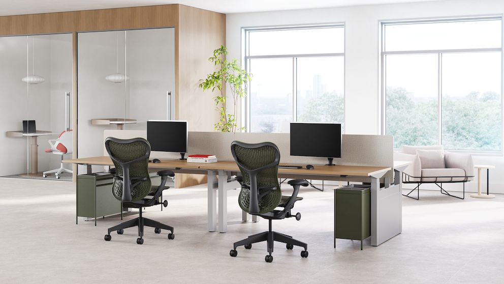 Herman Miller Mirra 2 Bürostühle in einem modernen Büro